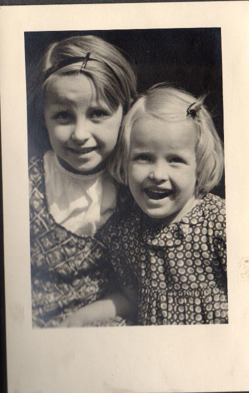 Foto 45 Gitta die große Schwester Uschi muß mit aufs Kindergartenfoto.jpg