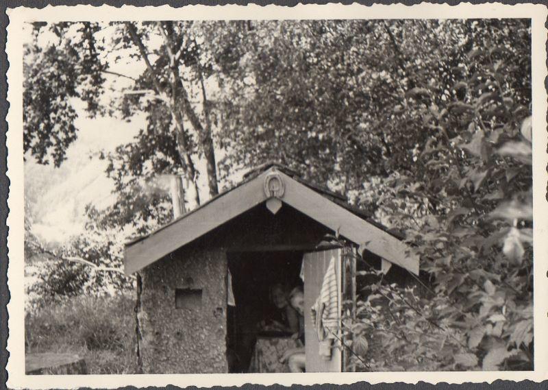 ein Kinderspielhäuschen am Bach bei Unterwössen 1952.jpg