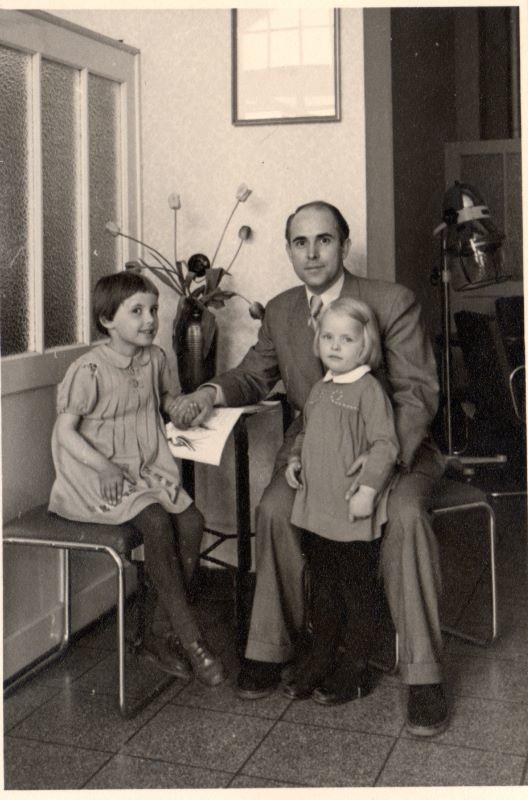 Foto 41 Karl, Gitta und Uschi im Salon 1949.jpg