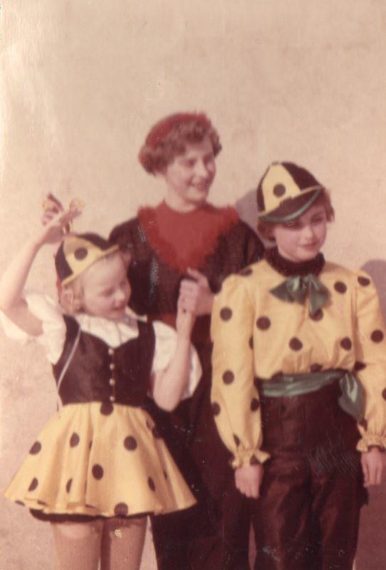 1955 Rosenmontag Gitta, Anne, Uschi kl.jpg