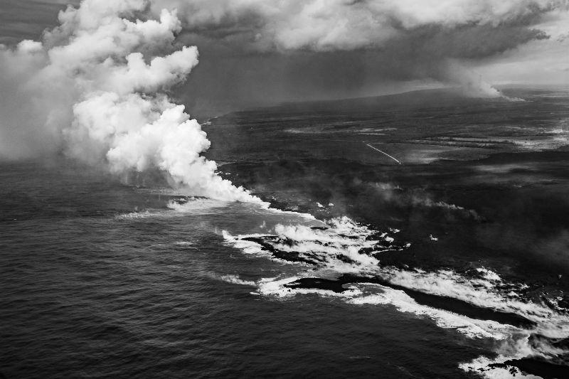 de Couet_HeinzGert_BW aerial Hawaii Island_ocean entrance.jpg