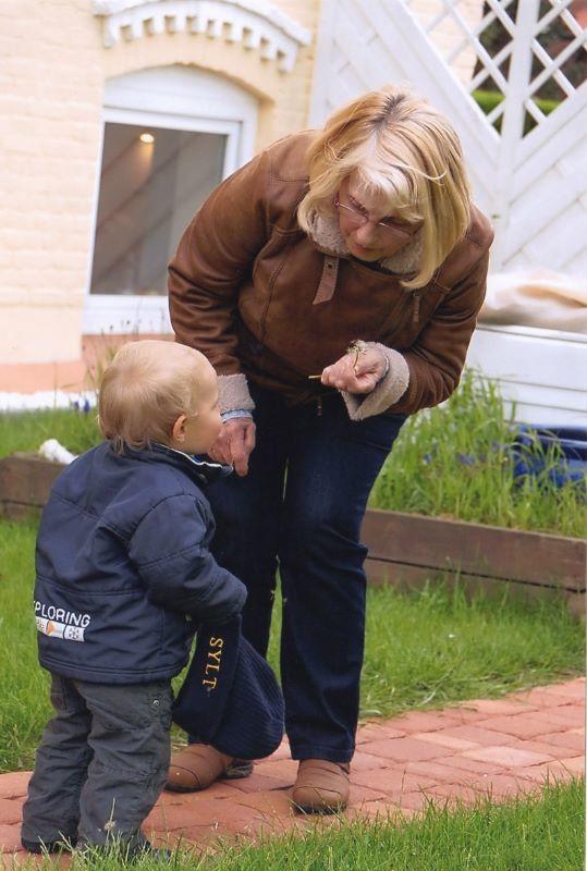 Oma zeigt Max Pusteblumen pusten kl.jpg