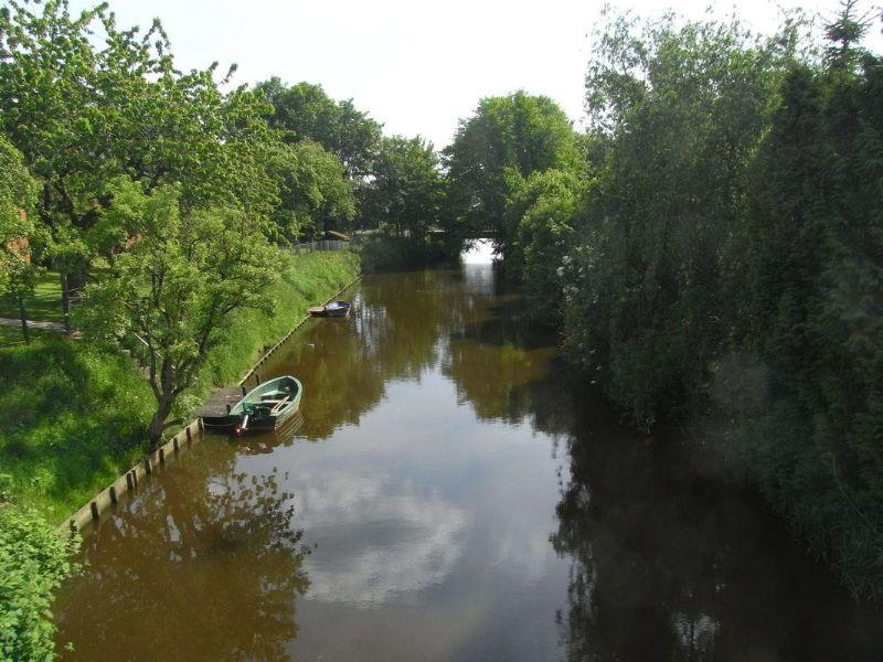 ditzum kanal mit boot.jpg