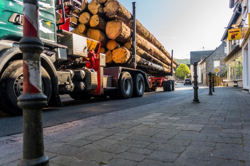 Holztransporter an der Bäckerei vorbei DSC04267.jpg