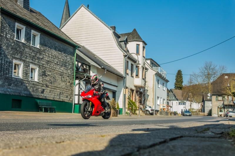 So schön bunt kann ein Motorrad sein DSC03806.jpg