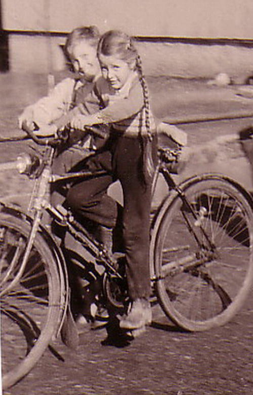 ulf bringt uschi radfahren bei 1956 20-52-59_0055.jpg