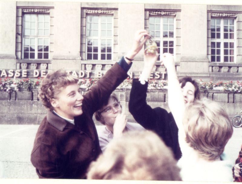 Foto 17 Schulausflug Berlin 1961 Frau Laue verteilt Weintrauben.jpg