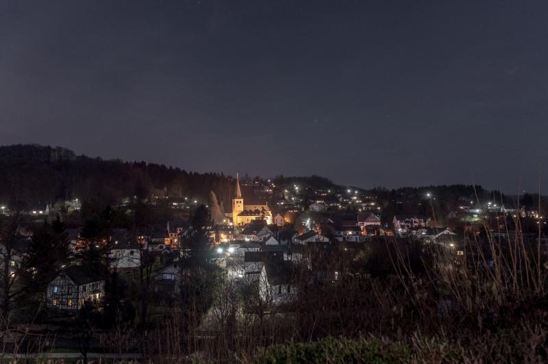 05 Nachtaufnahme-mit-angestrahlter-Kath-Kirche-DSC_5364.jpg