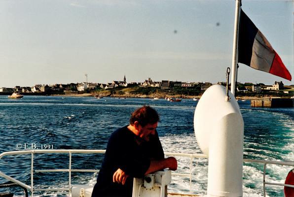 Bretagne Nr. 25 1991 Ueberfahrt nach Ile d'Ouessant auf Hinterdeck.jpg