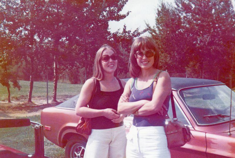 Marianne und Uschi April 1976 kl.jpg