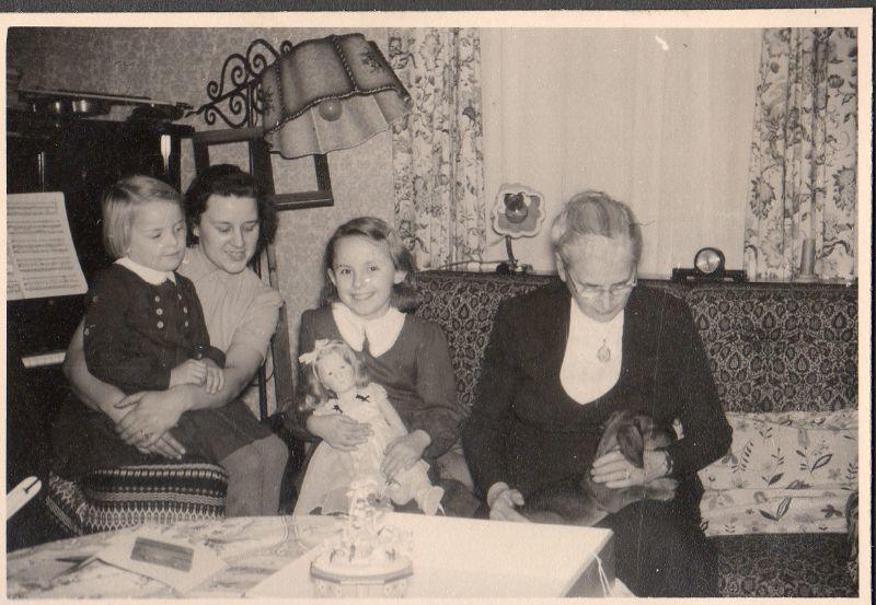 Foto 78 Gitta mußte immer auf jeden Schoß auch bei Hilde 1951.jpg