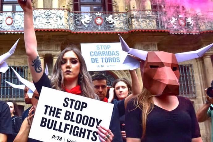 2018-06-05-Pamplona-Protest-Edited-National-2-c-PETA-UK-1024x683 (2).jpg