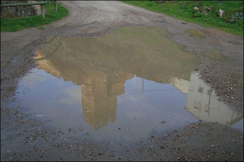 Un_charco,_un_reflejo,_un_castillo.jpg