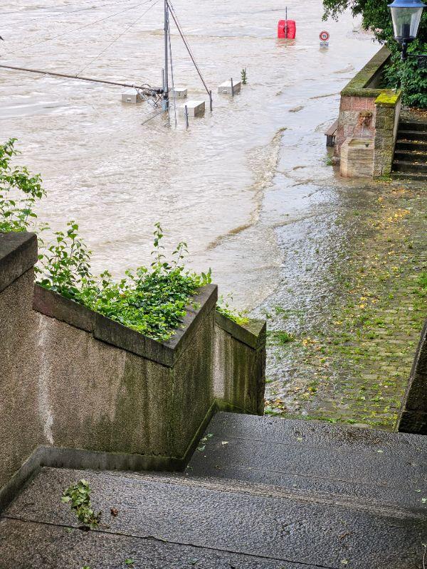 Fussweg überschwemmt.jpg