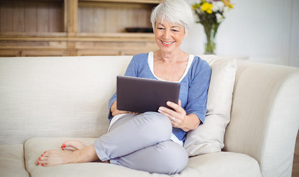 Freepik_senior-woman-using-digital-tablet-in-living-room_wavebreakmedia_micro.jpg