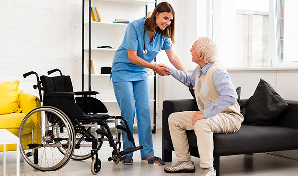 Rollstuhl_Freepik_long-shot-nurse-helping-old-man-getting-up_freepik.jpg