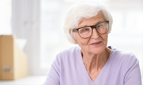 Einkommenssteuererklaerung_Freepik_pretty-senior-woman-in-eyeglasses-and-casualwear-holding-insurance-document-while-discussing-its-terms-and-conditions-with-agent_pressmaster.jpg