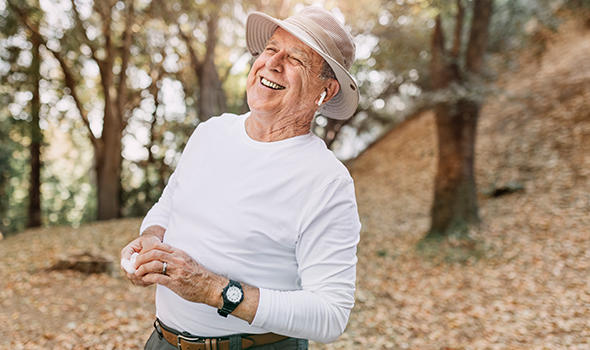 Freepik_retired-man-enjoying-music-in-the-middle-of-the-forest_rawpixel.com.jpg