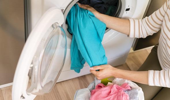 Wäsche waschen_Freepik_hands-taking-laundry-out-washing-machine_freepik_.jpg