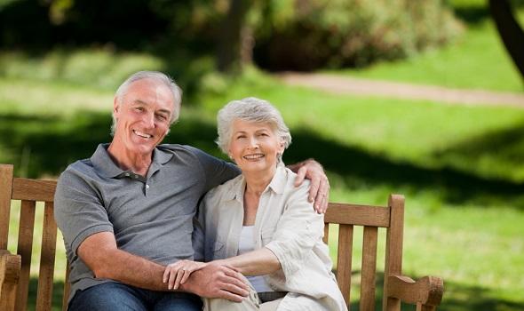 Pflegeheim-Tschechien_senior-couple-sitting-on-a-bench_wavebreakmedia.jpg