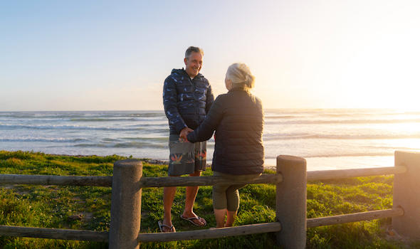 full-shot-senior-couple-at-beach.jpeg