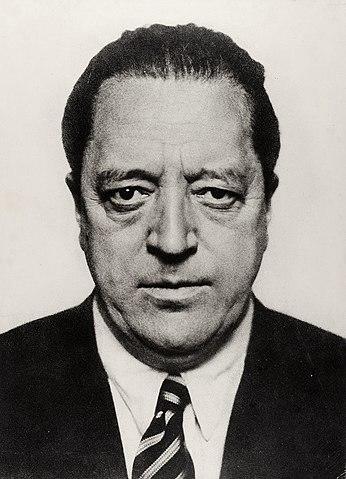 346px-Hugo_Erfurth_-_Portrait_Ludwig_Mies_van_der_Rohe,_1934.jpg