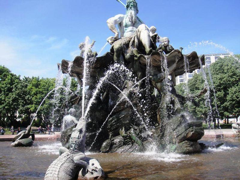 Neptunbrunnen.jpg