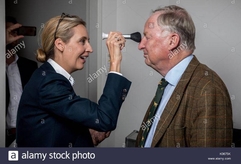 berlin-allemagne-aout-21-2017-alice-weidel-l-en-poudre-le-nez-dalexander-gauland-l-avant-une-seance-photo-a-berlin-allemagne-21-aout-2017-les-deux-sont-de-bons-candidats-pour-lalternative-pour-lallemagne-alternati.jpg