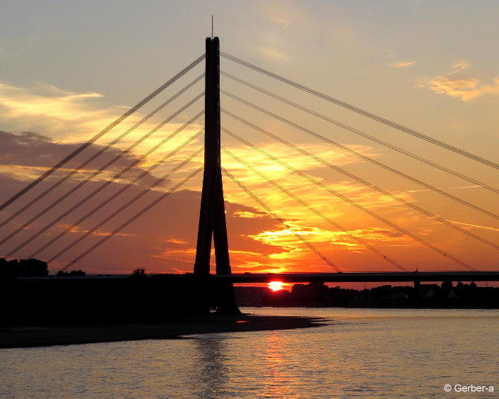 Sonnenuntergang auf dem Rhein.jpg