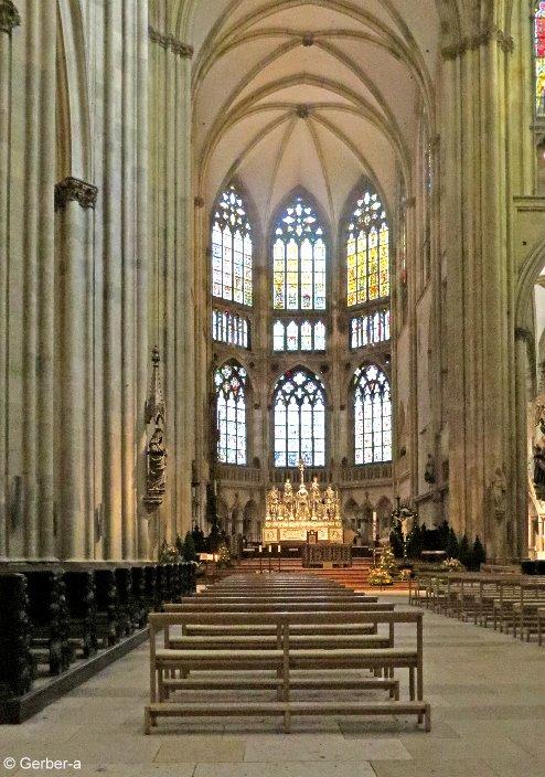 Dom Regensburg innen Altar.jpg