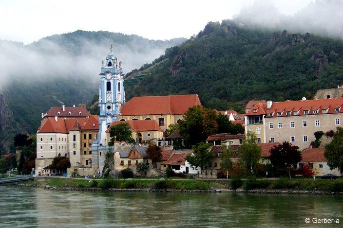 Stiftskirche in Dürnstein, Wachau, NÖ.jpg