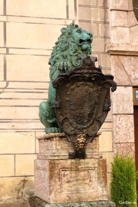 einer der 4 Bronzelöwen vor der Residenz in München - streicheln bringt Glück.jpg