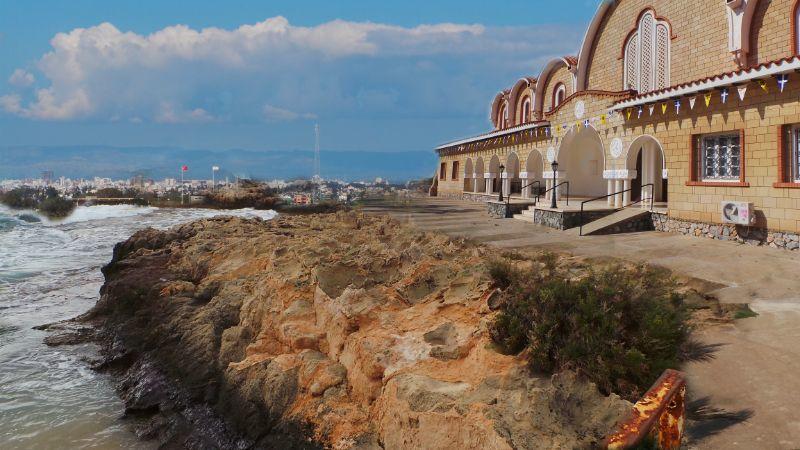 aus4 Bildern neu erstellt, Famagusta, Weg, Kirche und Felsen mit dem Meer.jpg