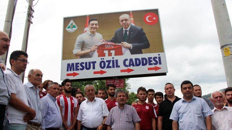 plakat-in-devrek-mit-mesut-oezil-und-recep-tayyip-erdogan.jpg