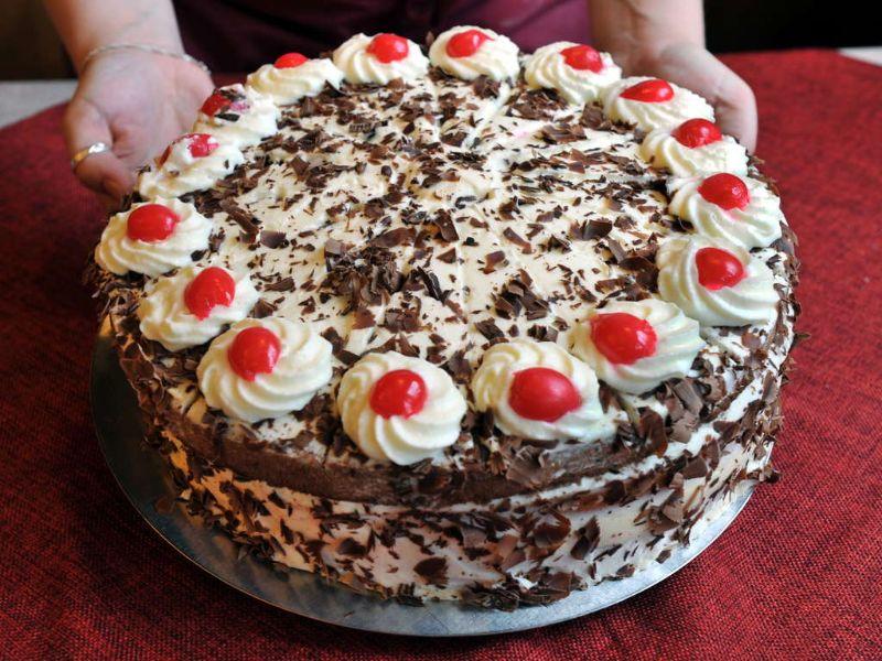 7541091-kuchen-schneiden-faden-trick-schwarzwaelder-kirschtorte-2A0qr22fPMa6.jpg