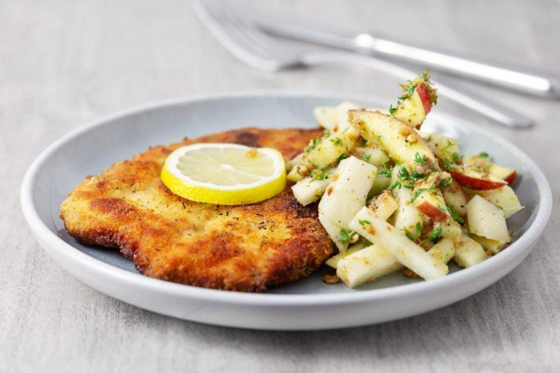 Haehnchenschnitzel_mit_Apfel_Kohlrabi_Salat_mit_Walnuss_Kresse_Dressing-1620x1080.jpg