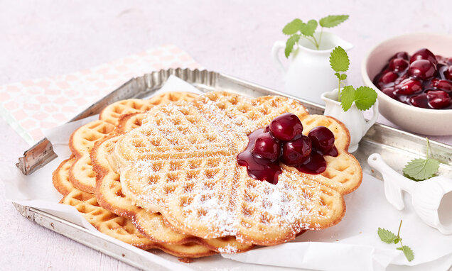 sahne-waffeln-mit-kirschen.jpg