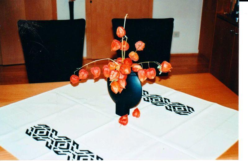 2009, Tischdecke mit afrikanischem, schwarzem Muster.jpg