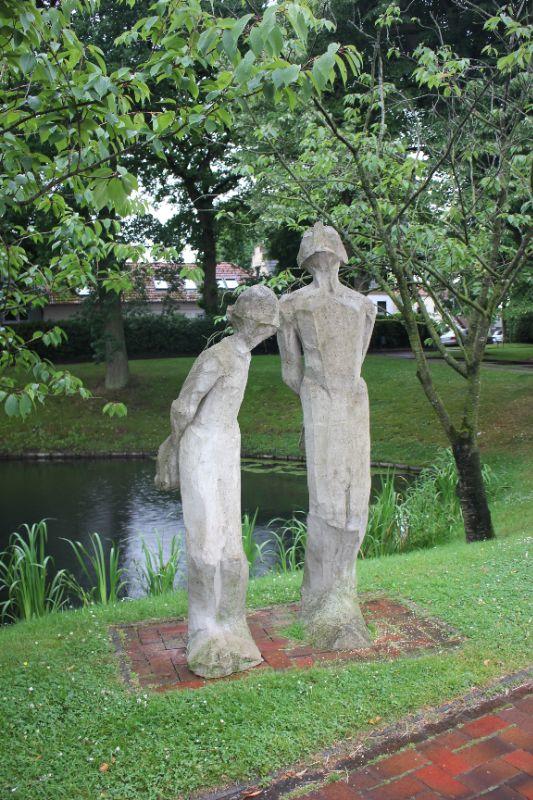 IMG_6093 Vater und Sohn-Skulptur von Andreas Reiberg und Stephan Schmidt.JPG