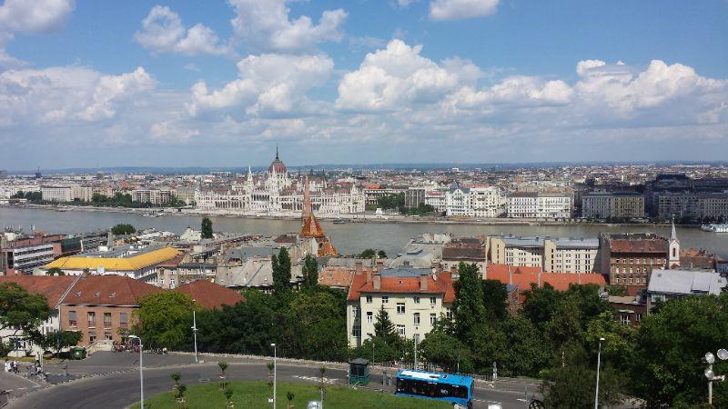 Blick auf Parlament von der Fischerbastei.jpg