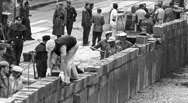 Der-Bau-der-Berliner-Mauer.jpg