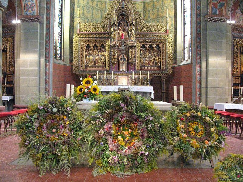 kraeuterbueschel_an_maria_himmelfahrt_in_der_gengenbacher_stadtkirche_st._marien.jpg