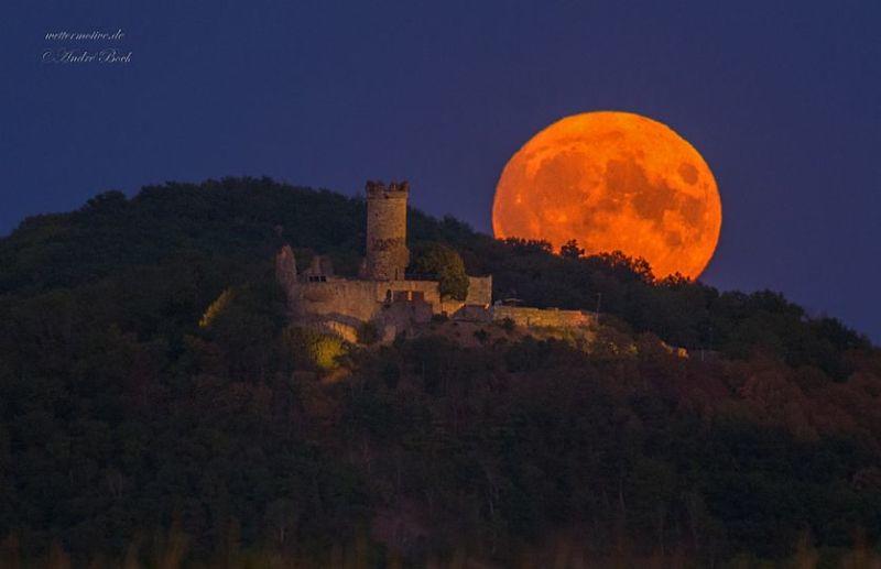 Vollmond zur blauen Stunde Über der Mühlburg.jpg