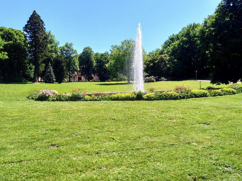 Park mit Springbrunnen vor dem Schloss.jpg