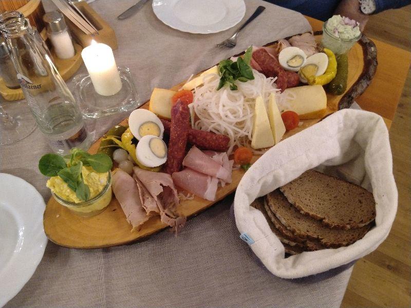 Brotzeit in Schönau.jpg