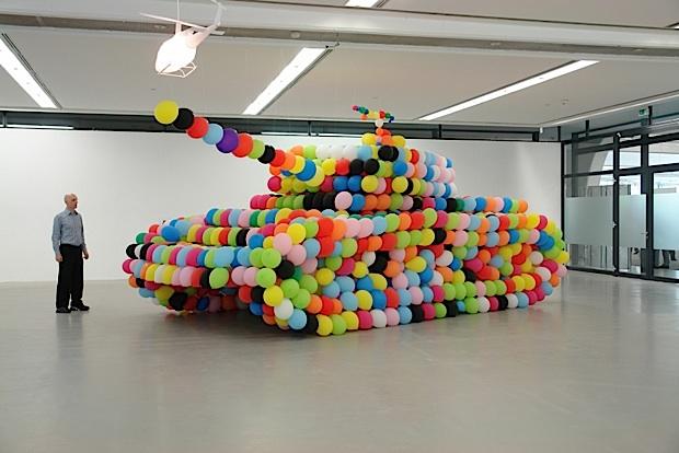 e24d5d_luftballon-panzer.jpg