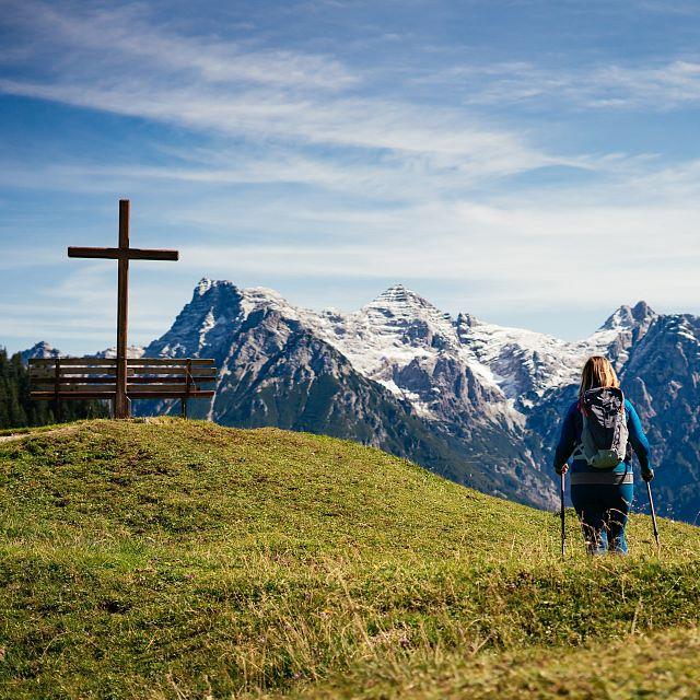 kitzbueheler-alpen-hero-wandern-monika-guenther-auf-den-letzten-metern-zu-einem-gipfelkreuz-im-pillerseetal-c-daniel-gollner.jpg