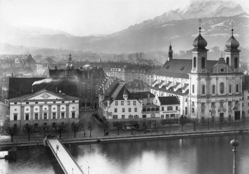 Jesuitenkirche_noch_ohne_Turm___mit_Anbau_gebaeude.jpg