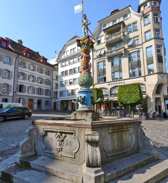 Fritschibrunnen Luzern.jpg