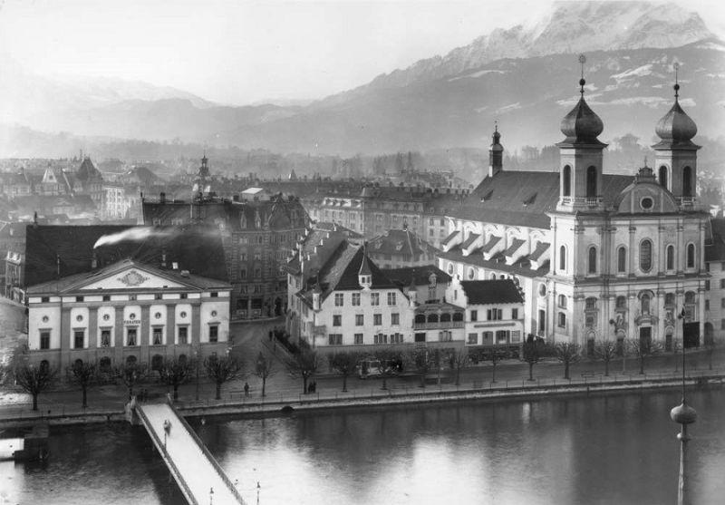 Jesuitenkirche_noch_ohne_Turm___mit_Anbau_gebaeude.jpg